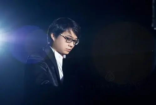 宋思衡的“宅抗疫” | 挑战主播、筹集口罩、闭关作曲，这位取消了20场演出的钢琴家原来这么忙！