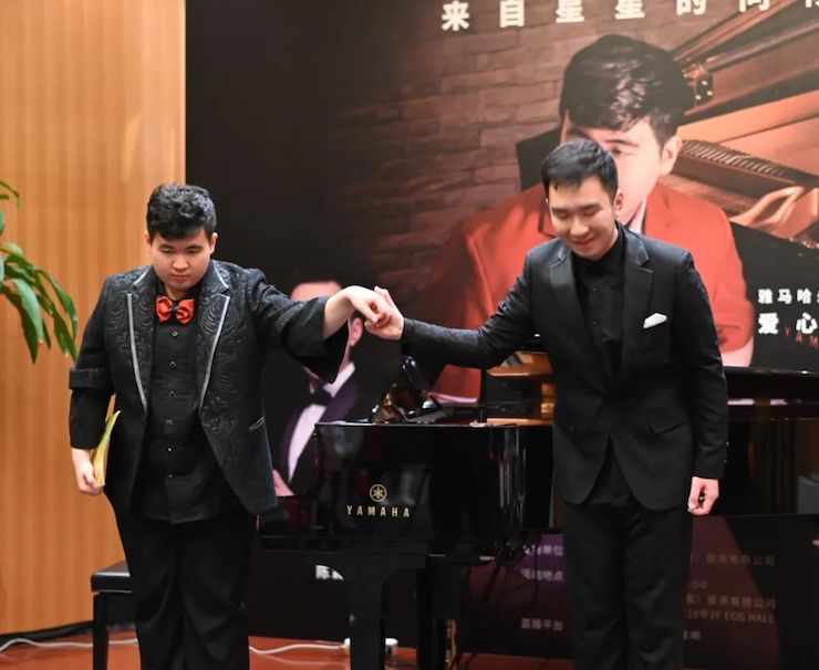 音乐双子星，点亮冬日激情！——狗万未来艺术家刘明康爱心公益音乐沙龙