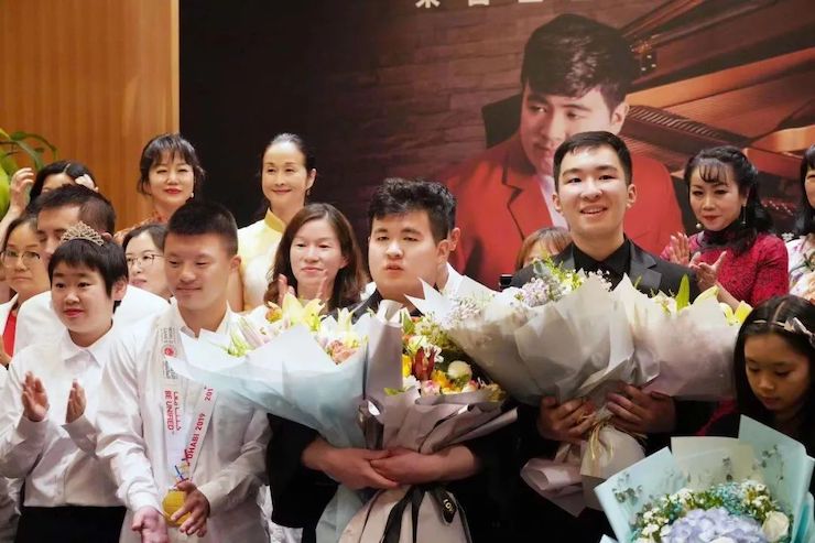 音乐双子星，点亮冬日激情！——狗万未来艺术家刘明康爱心公益音乐沙龙